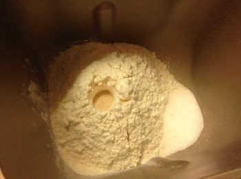 step1: 中種麵團材料先放入麵包機內, 先倒粉, 再篤一個小洞放酵母, 然後埋了小洞, 最後再邊邊倒牛奶, 按麵團模式, 7分鐘後按取消, 麵團留在麵包機內發酵1.5小時