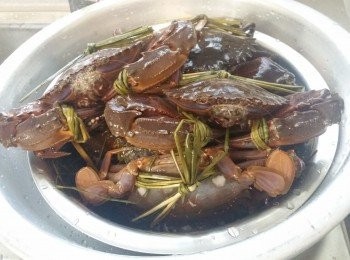 step1: 用刷子把蟹清洗乾淨