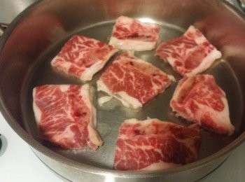 step3: <span class="group_1">牛仔骨</span>切件後用白鑊香煎香<span class="group_1">牛仔骨</span>,煎香兩面後落美極備用。