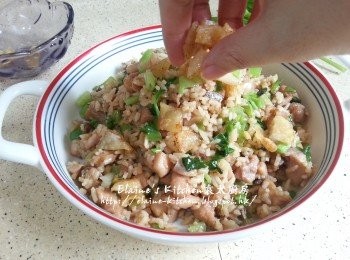 step11: 盛起放在碟內 , 放上脆雞皮及芹菜葉裝飾即可