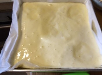 step6: 蛋糊先集中倒在中間，到最後將剩餘或碗邊（無甘靚）蛋糊放四角。用抹刀抹平表面，大力'登'焗盤幾下，再拿起敲打盤底幾下，打走蛋漿內大空氣泡泡。入爐170度14分鐘 （按焗爐溫度加減時間），可以牙韱吉入蛋糕，睇下有冇黏住。