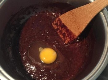 step2: 加入細砂糖和可可粉和鹽慢慢拌勻，再打入雞蛋（打一顆攪拌完再打下一顆）以及加入一匙鮮奶攪拌均勻