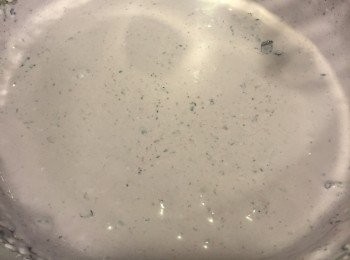 step3: 把鮮奶油打至6分發即可
注意不要打過頭，以免會讓冰淇淋吃起來質地有些粗糙
稍微有點紋路與光滑濃稠感即可
 
水果用調理機或湯匙壓成泥狀
我是用冷凍藍莓，等退冰後壓碎
將鮮奶油與果泥一併加入起司優格糊中
 
加入後再用電動打蛋器調至最高速打3分鐘左右
讓果泥、鮮奶油和起司混合均勻
