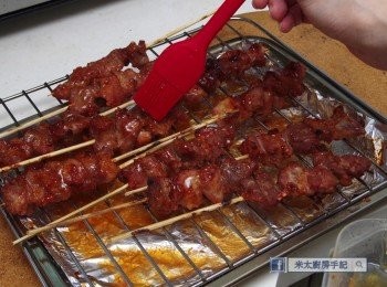 step5: 把肉串放入已預熱200度的焗爐內，烤15分鐘，把肉串翻面，烤10分鐘，掃上<span class="group_3">蜜汁</span>，轉150度烤8分鐘，完成！