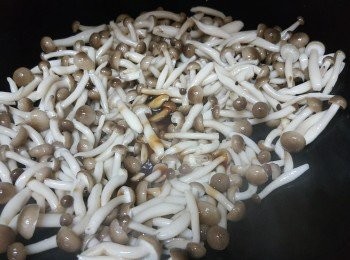 step6: 倒入萬字蠔油，炒至混合