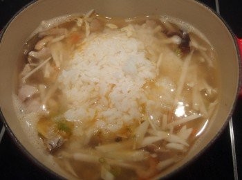 step5: 切成絲的竹筍很快煮熟,這時再加入白飯煮滾。如使用生米熬煮,燉煮時間會需要比較久。