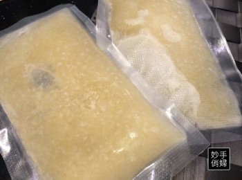 step2: 然後加入滴雞精兩包,
我通常有習慣自製滴雞精代替雞高湯使用,所以拆了兩小包使用,另外再加入兩碗公的飲用水來煮成湯底