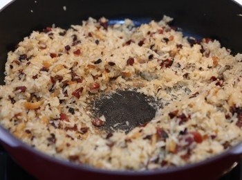 step7: (6) 將上湯在鑊中間加入，每次3-4湯匙左右，極快手在鑊內糯米打圈推