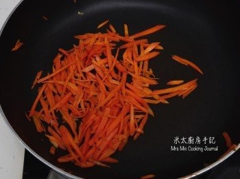 step9: 用2茶匙起鑊，放入紅蘿蔔拌炒至變軟，放入大盤中。