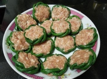 step6: 將撈好的豬肉釀入豆角，稍為壓平