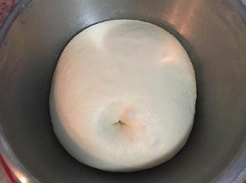 step8: 當麵糰漲大到兩倍大時,可以將手指沾濕後戳入麵糰,如不會回縮則表示麵糰已完成發酵；