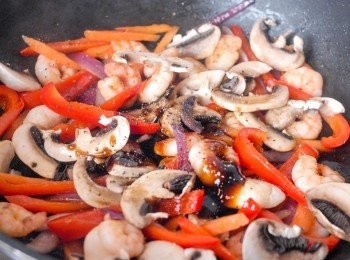 step5: 然後下磨菇及所有<span class="group_2">調味料</span>拌勻，炒一分鐘