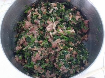 step5: 將免治豬肉,冬菇及西洋菜混合，以麻油,糖，生抽，生粉調味。