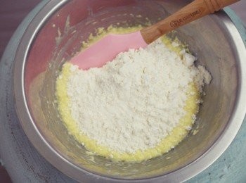 step6: 加入鬆餅粉均勻攪拌至無粉狀態。