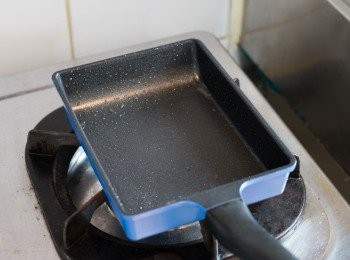 step3: 在用中薄薄掃上一層油，開中慢火。