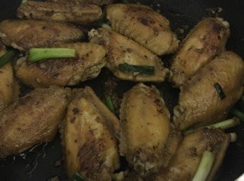 step3: 兩邊也煎香金黃色後，為了讓<a href="https://bit.ly/3zHU5V3" target="_blank" data-keyword="雞翼" class="guide-link"><strong>雞翼</strong></a> <span style="display:inline-block;vertical-align:middle;margin-top:-3px;color:initial;border-radius:3px;padding:2px 3px;font-size:12px;line-height:14px;background:#87d300;color:#fff;">即買</span> 熟透，分3-4次加入水，中細火加蓋焗煮2-3分鐘，再炒均，重覆2-3次約10-15分鐘至完全熟透