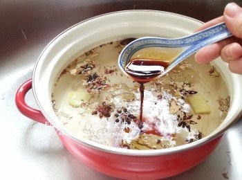 step6: 煲內放入滷水料 , 薑片及求糖 , 加入約2000ml水 , 再加入<span class="group_2">調味料</span>拌勻