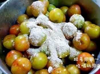 step4: 把剩下的糖，梅子粉依序加入，就可以等待翻滾囉～