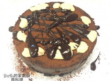 step7: 灑上可可粉，再微波融化適量黑、白巧克力裝飾在表面，放入冰箱讓巧克力凝固即可