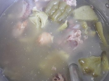 step7: 做法：

先將冬菇，蠔豉清洗及浸泡，苦瓜去籽切件備用，豬心切開清洗裡面殘留豬血，用薑片連同豬骨出水去腥，用約 4 大湯碗水放入材料，大火煲滾轉中火煲 2-1/2小時，取出豬心做另一餸菜，加入調味料，熄火蓋好焗 30 分鐘，飲用前再大火滾起，完成 。