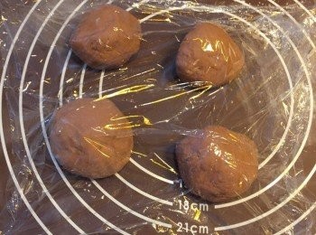 step8: 完成後將麵團取出排氣後，分成4份滾圓，蓋上保鮮紙，靜候15分鐘 
（可用一些手粉讓麵團冇咁沾手）