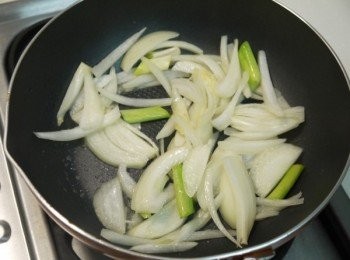 step2: 熱鍋加入少許油，依序加入蔥白段及洋蔥炒香。