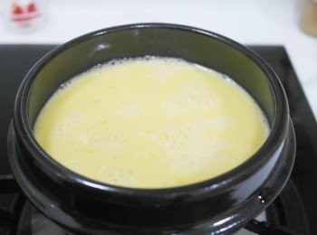 step2: 將蛋液倒入韓式燉盅，倒完約8分滿!!!