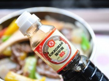 step8: 再加入1.5大匙醬油及玉米粉水勾欠拌炒即可