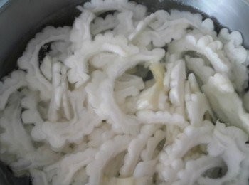 step1: 先將苦瓜薄切片燙熟備用