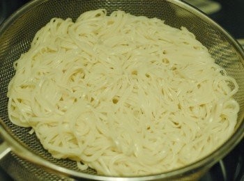 step1: 先用一鍋沸水將麵條煮熟，然後浸入凍水中，再瀝乾水份備用