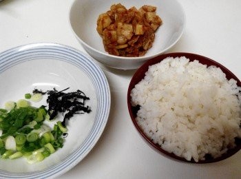 step1: 準備好材料，韓國泡菜切成細絲。