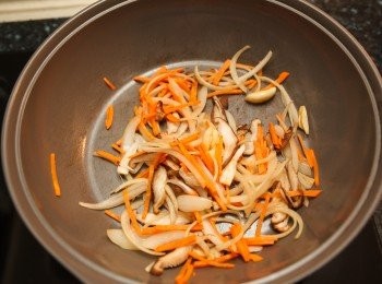 step4: 將香菇與紅蘿蔔一起入鍋拌炒。(一樣炒出香味即可。)