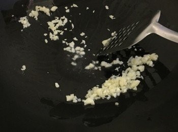 step6: 另一鍋子加熱，中火爆香蒜蓉快炒(若喜歡辣，可於此步加入辣椒粒)，加入豆腐粒輕身炒勻再加入蔥粒，灑上椒鹽即成