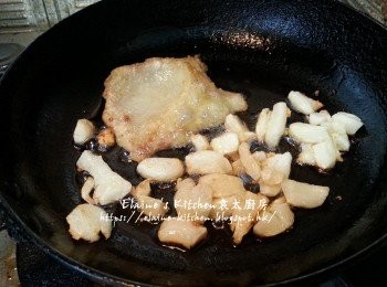 step3: 鑊中加少連油燒熱 , 放入蒜頭及雞皮拌勻用慢火慢慢煎出雞油