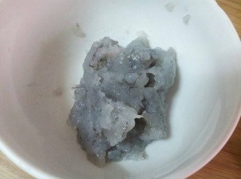 step2: 蝦子去殼挑去腸後剁成泥 , 加入米酒 , 鹽 , 麻油拌勻