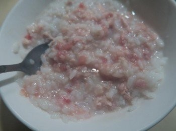 step3: 用滾過的稀飯拌勻後在倒入鍋中一銅熬煮 可讓肉質吃起來滑順不結塊
