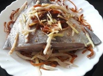 step1: 先將蒼魚洗乾淨，索乾水，用鹽醃15分鐘以上，再用紹酒，胡椒粉，生粉，糖搽勻全身。