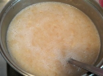 step3: 放入鍋中煮滾後轉小火加入適量黑糖煮至濃稠狀