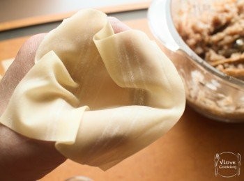 step6: 圓型的話會易好多: 燒賣皮鋪上食指同拇指上, 將餡填入凹陷處就可以了