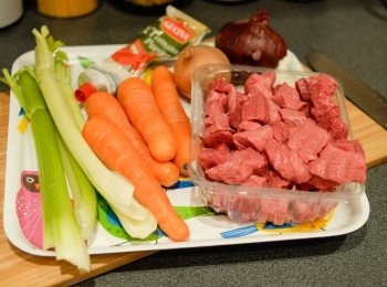 step1: 先將洋蔥，紅蘿蔔及西芹切小塊，牛肉切丁備用