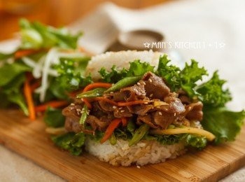 step4: 最後再依照米飯、生菜、肉和蔬菜、生菜、米飯的順序組合起來，並灑上一點白芝麻就完成了。(Tips 2)