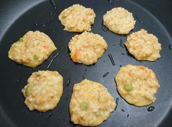 step6: 取出平底鍋，放入少許橄欖油，開小火，用小湯匙舀番薯米糊放上平底鍋（一湯匙的量做一塊餅）。