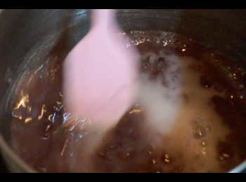 step6: 倒入生粉水，攪拌均勻。