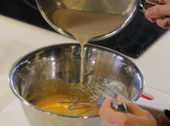 step7: 倒入奶茶拌勻