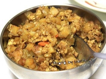 step4: 製作《咖哩肉末內餡》：

豬肉末、洋蔥：        適量
馬鈴薯、紅蘿蔔：      適量
素蠔油、細砂糖：      少許
即溶咖哩塊：          適量

洋蔥、馬鈴薯、紅蘿蔔都切小丁塊
少許沙拉油入鍋中燒至微溫
放進洋蔥、豬肉末下去拌炒到肉半熟
紅蘿蔔、馬鈴薯下鍋一起續炒
加入適量的素蠔油與少許砂糖
繼續拌炒至上色均勻

全程免加水，帶點油脂的肉末會隨著拌炒出油
最後加入咖哩塊炒至咖哩完全融化
並且拌炒到咖哩均勻分佈即可。

※沒拍到過程圖，其實作法並不太難。