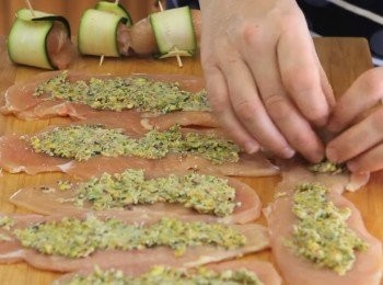 step3: 放一片雞肉在翠肉瓜上，再塗上一點開心果醬, 卷起後用牙簽串起，下少許橄欖油在鑊上，開小火煎熟，不會太難吧！