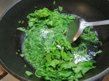 step4: 加入一大碗熱水煮滾後調味.放入吻仔魚 勾薄欠