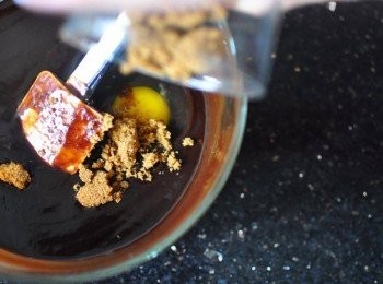 step3: 放入雞蛋2隻，黑糖100克，然後拌匀