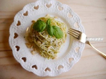 step3: *將義麵與青醬拌勻，灑上松子，調味鹽巴，黑胡椒粒以及現磨起司粉或是瓶裝起司粉即可~