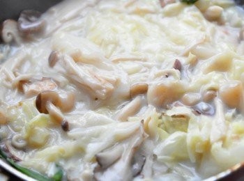 step11: 燉煮到白菜軟化熟透及奶香味散發出，加些鹽巴調味就完成囉~